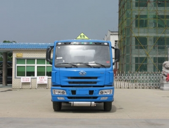 解放小三軸運(yùn)油車28立方