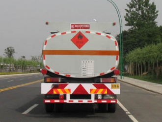 解放小三軸運(yùn)油車28立方