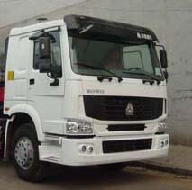 重汽豪沃后雙橋碎石同步封層車