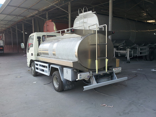 東風(fēng)福瑞卡3300軸距5方奶罐車(chē)