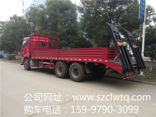 國四解放挖機(jī)運(yùn)輸車，燃油達(dá)標(biāo)公告已下發(fā)，上牌辦營運(yùn)證無憂