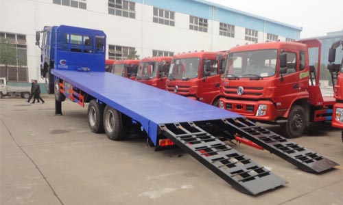 自卸車(chē)廠的前液壓平板運(yùn)輸車(chē)圖片