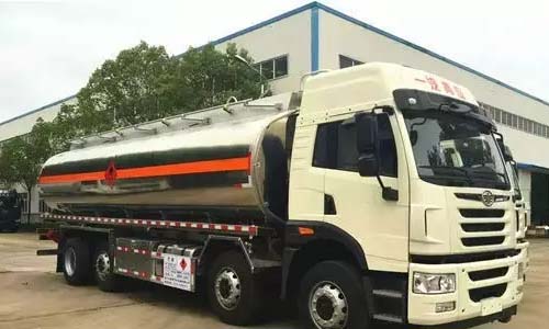 新型復(fù)合板材做的罐體解放前四后六化工液體運(yùn)輸罐車