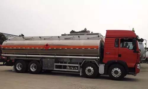 輕量化化工液體運(yùn)輸車