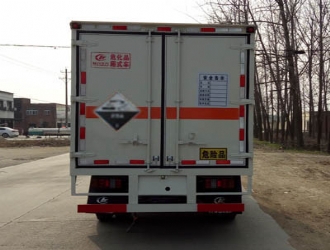 國五江鈴廂長4.2米腐蝕性物品廂式運輸車