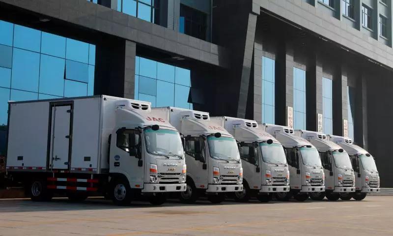 程力江淮廂式冷藏車批量發(fā)車