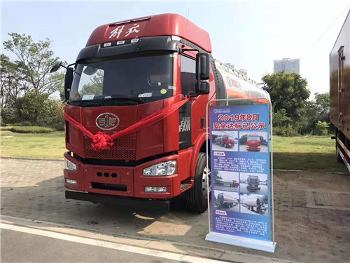  解放J6M前四后八31.5方鋁合金運(yùn)油車