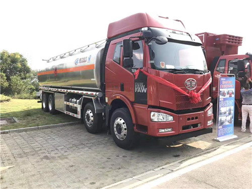  解放J6M前四后八31.5方鋁合金運(yùn)油車