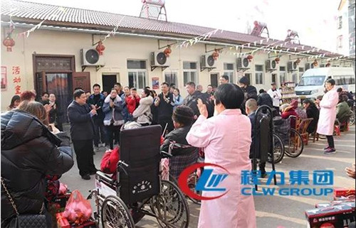隨后，同行的同事紛紛將各種慰問品送到老人手上，看著老人臉上露出的樸實的笑容和感激的眼神大家都感到非常的欣慰。