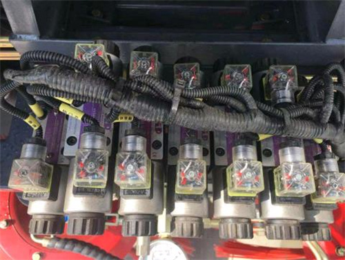 采用海普瑞斯液壓電磁閥，關(guān)鍵電控元件采用施耐德電器開(kāi)關(guān)，可靠性高，使用壽命長(zhǎng)