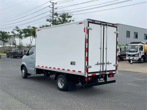 長安神騏T30后雙輪冷藏車